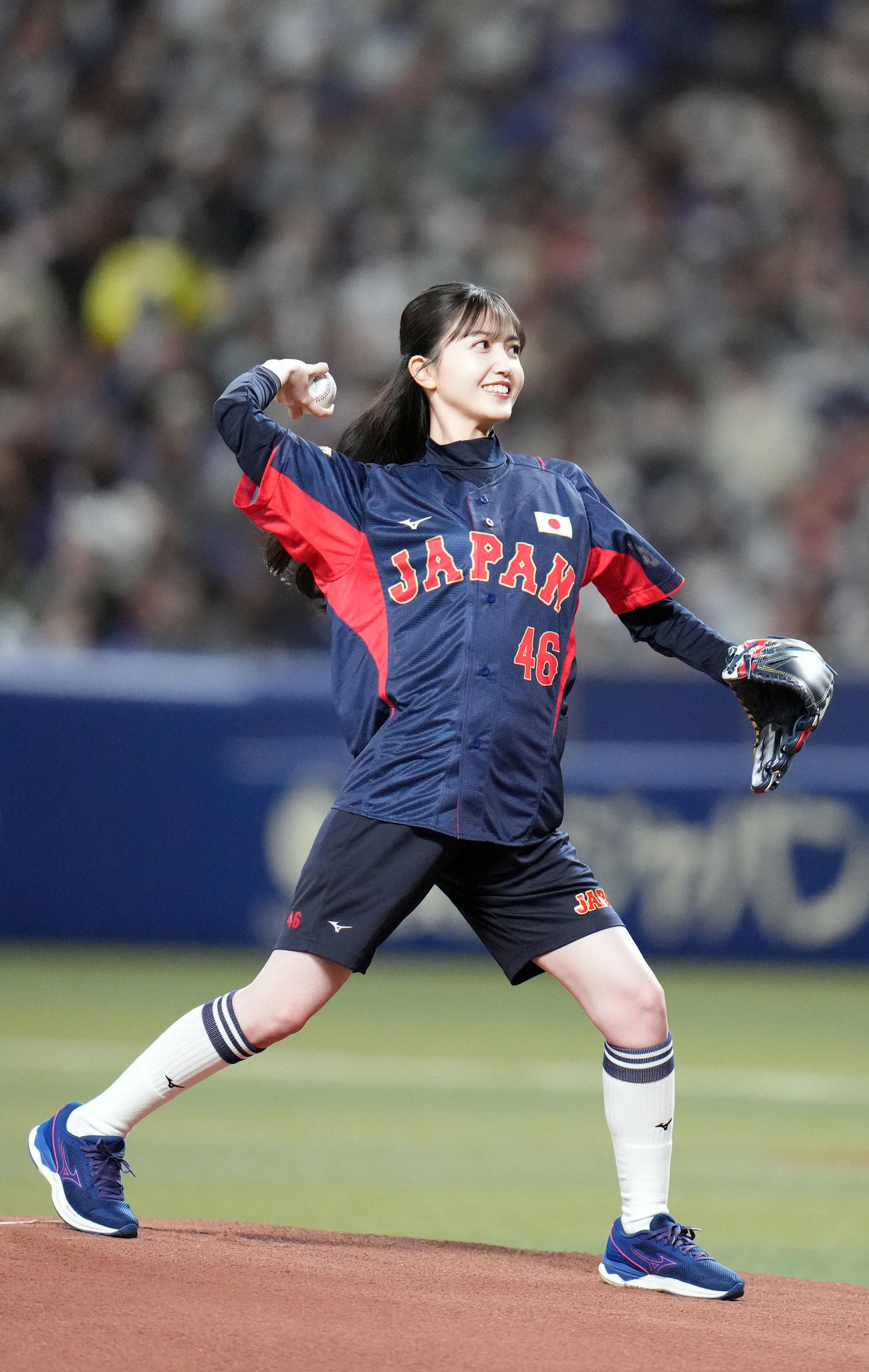 中日対侍ジャパン　始球式を務める乃木坂46久保史緒里（撮影・狩俣裕三）