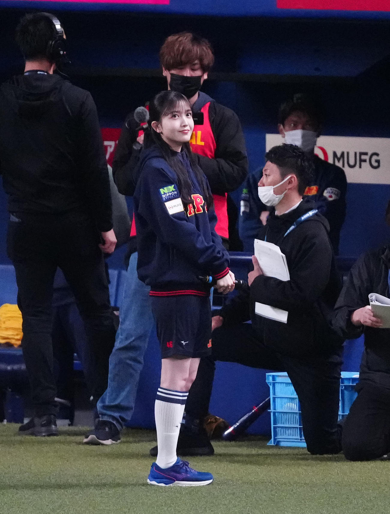 中日対侍ジャパン　試合前、グラウンドに登場した乃木坂46の久保史緒里（撮影・江口和貴）