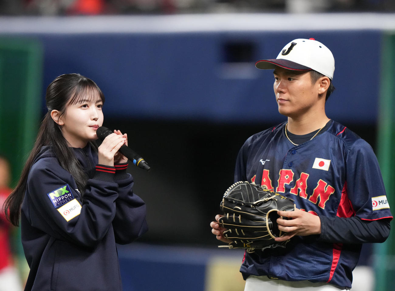 中日対侍ジャパン　試合前、山本（右）にインタビューをする乃木坂46久保史緒里（撮影・狩俣裕三）