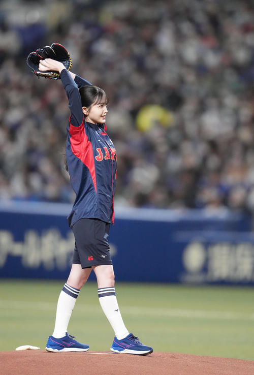 中日対侍ジャパン　始球式を務める乃木坂46久保史緒里（撮影・狩俣裕三）