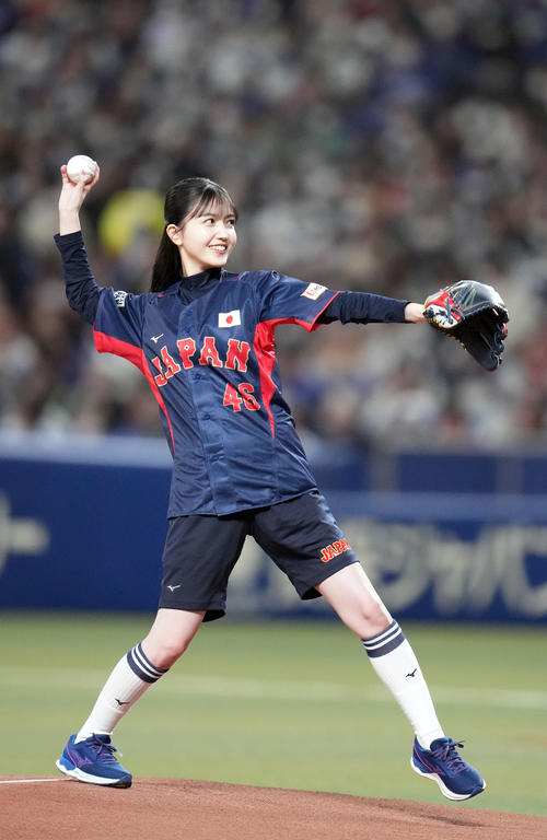 中日対侍ジャパン　始球式を務める乃木坂46久保史緒里（撮影・狩俣裕三）