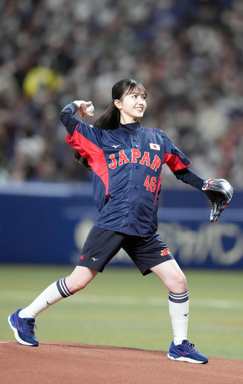 中日対侍ジャパン　始球式を務める乃木坂46久保史緒里（撮影・狩俣裕三）