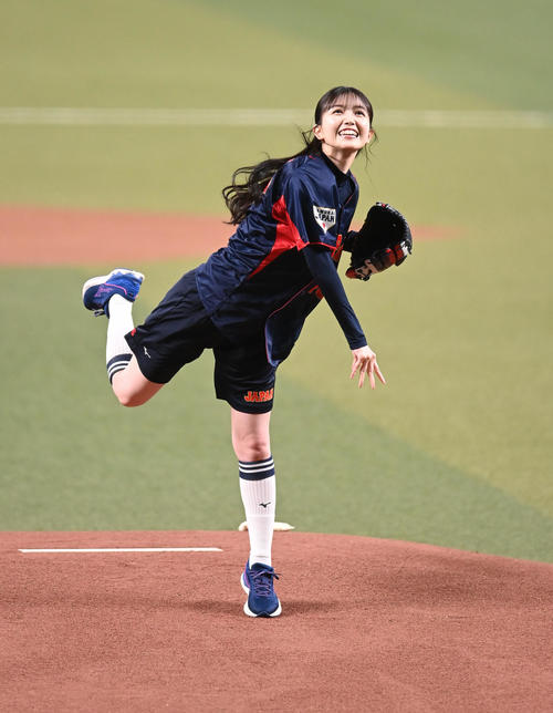 壮行試合中日対侍ジャパン　試合前、始球式を務める乃木坂46の久保史緒里（撮影・森本幸一）