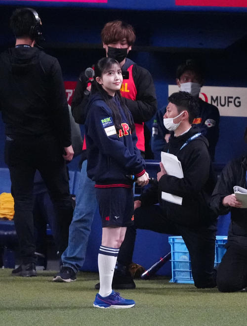 中日対侍ジャパン　試合前、グラウンドに登場した乃木坂46の久保史緒里（撮影・江口和貴）
