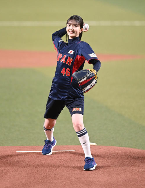 壮行試合中日対侍ジャパン　試合前、始球式を務める乃木坂46の久保史緒里（撮影・森本幸一）