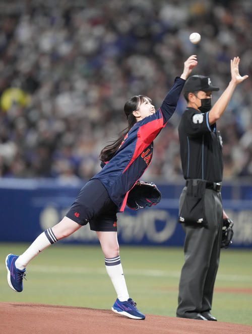 中日対侍ジャパン　始球式を務める乃木坂46久保史緒里（撮影・狩俣裕三）
