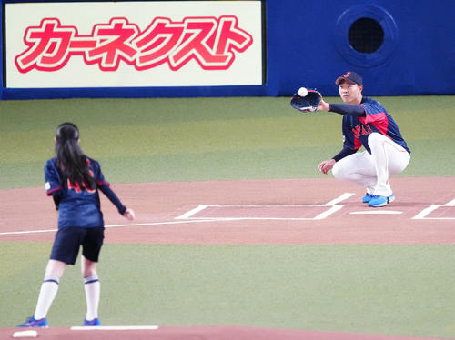 中日対侍ジャパン　試合前、始球式に臨んだ乃木坂46の久保史緒里（左）の投球を捕球する高橋宏（撮影・江口和貴）