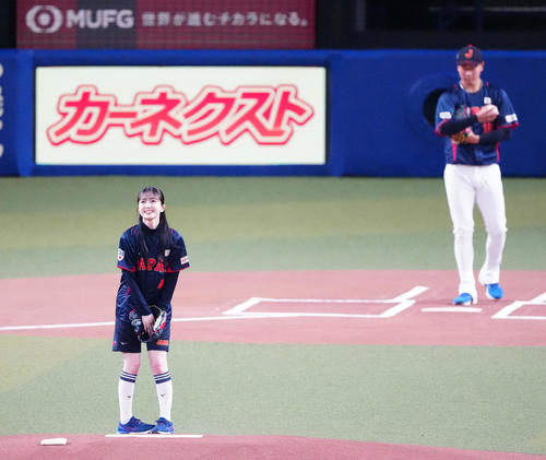 中日対侍ジャパン　試合前、始球式に臨んだ乃木坂46の久保史緒里。捕手は高橋宏（撮影・江口和貴）