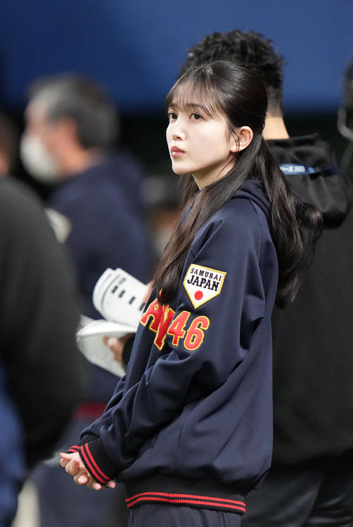 中日対侍ジャパン　試合前、グラウンドでレポートする乃木坂46久保史緒里（撮影・狩俣裕三）