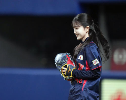 中日対侍ジャパン　始球式を務める乃木坂46久保史緒里（撮影・狩俣裕三）