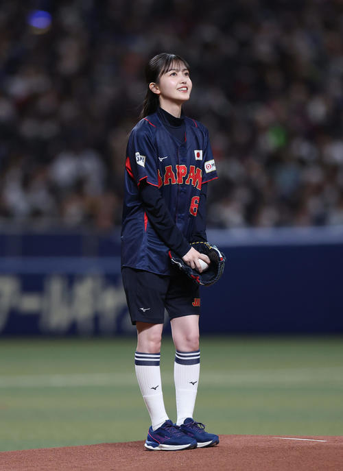 中日対侍ジャパン　始球式を務める乃木坂46久保史緒里（撮影・前田充）