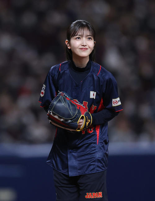 中日対侍ジャパン　始球式を務める乃木坂46久保史緒里（撮影・前田充）