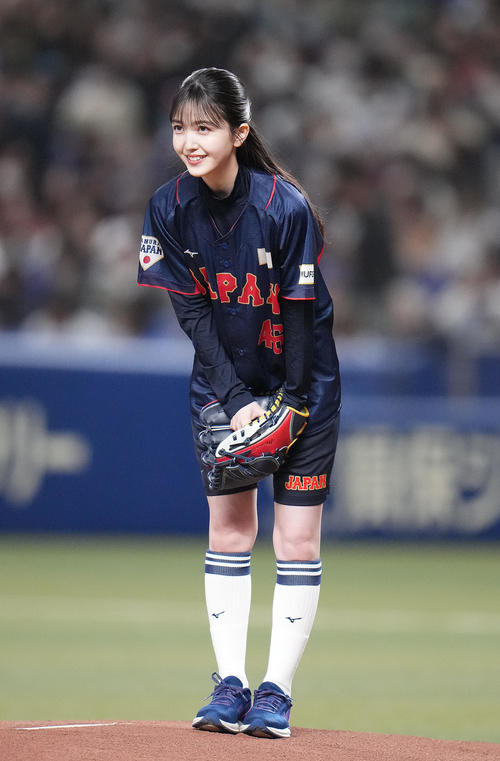 中日対侍ジャパン　始球式を務める乃木坂46久保史緒里（撮影・狩俣裕三）