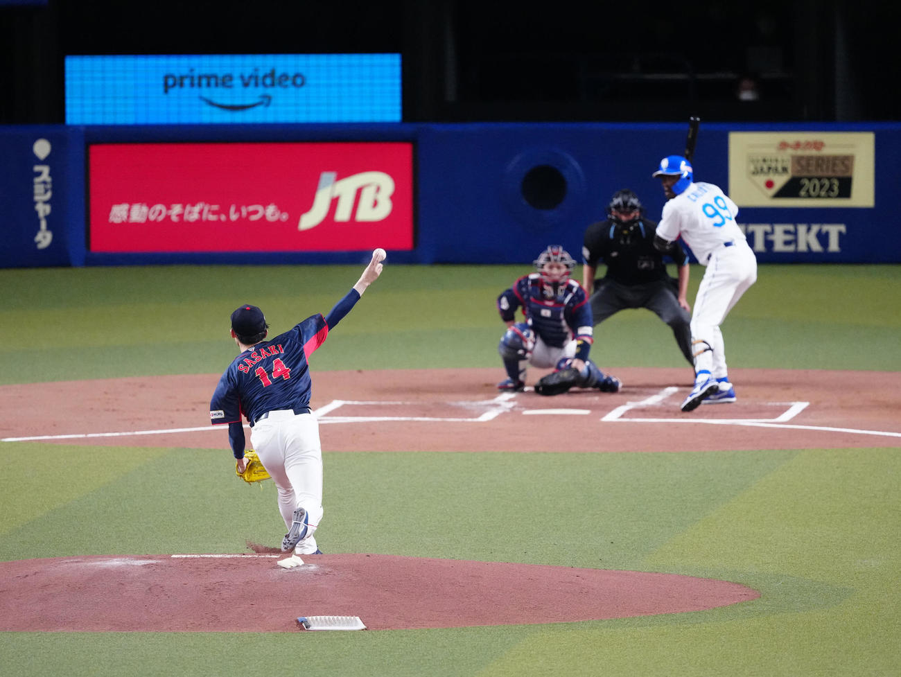 中日対侍ジャパン　1回裏中日無死、カリステに初球を投じる佐々木（撮影・江口和貴）
