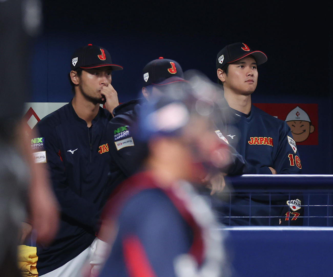 中日対侍ジャパン　1回裏、佐々木の投球をベンチから見守るダルビッシュ（左）と大谷（撮影・前田充）