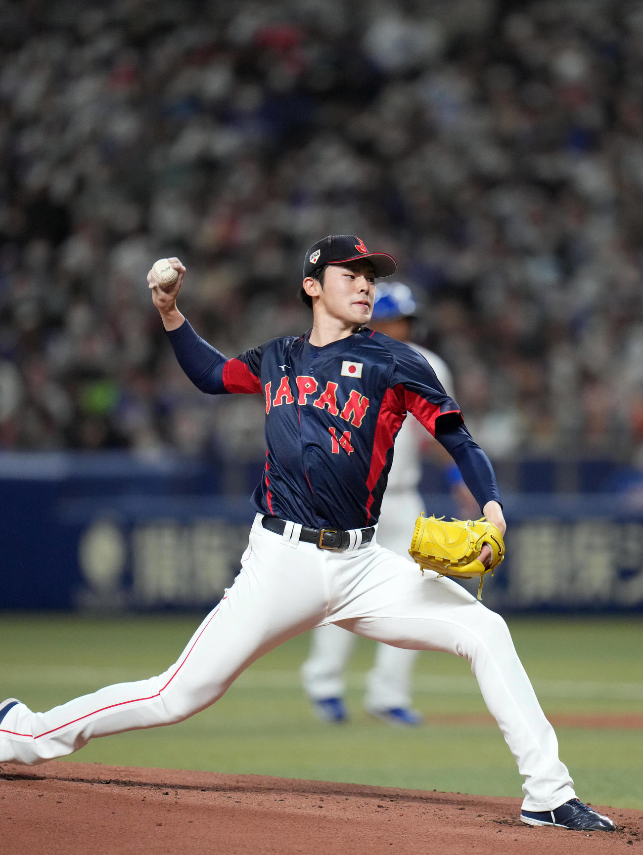 中日対侍ジャパン　1回裏中日2死一、三塁、打者アキーノに165キロのストレートを投じる侍ジャパン先発佐々木（撮影・狩俣裕三）
