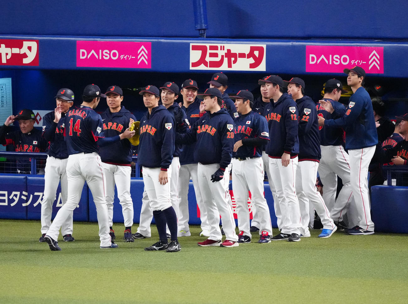 中日対侍ジャパン　1回裏終了後、侍ジャパン先発佐々木（左から2人目）らを出迎える大谷（右端）（撮影・江口和貴）