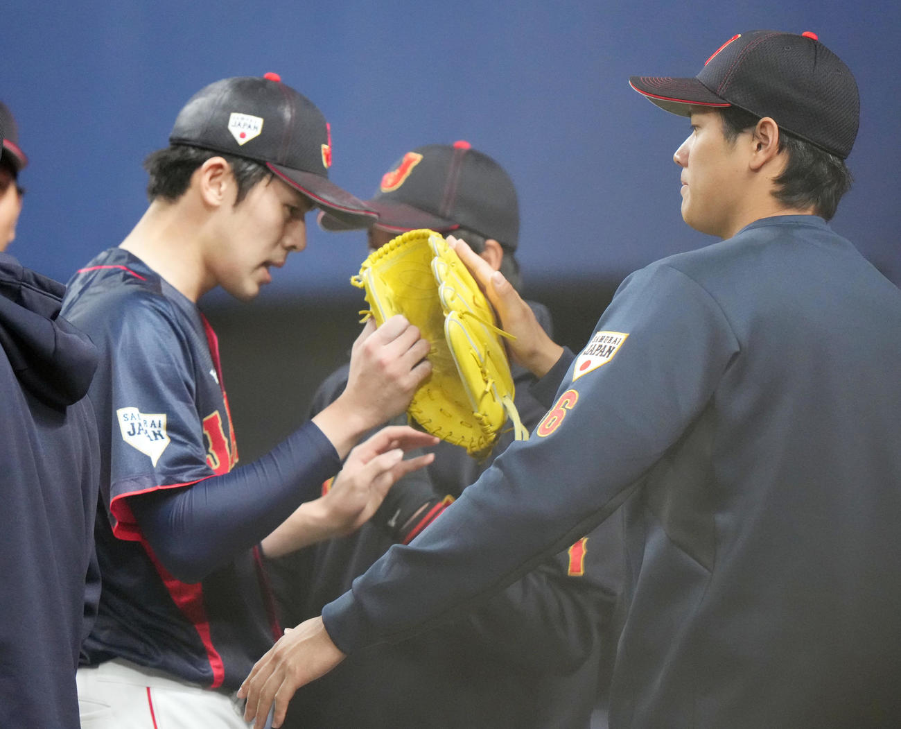 中日対侍ジャパン　1回裏を終え、侍ジャパン先発佐々木（左）を迎える大谷（撮影・狩俣裕三）
