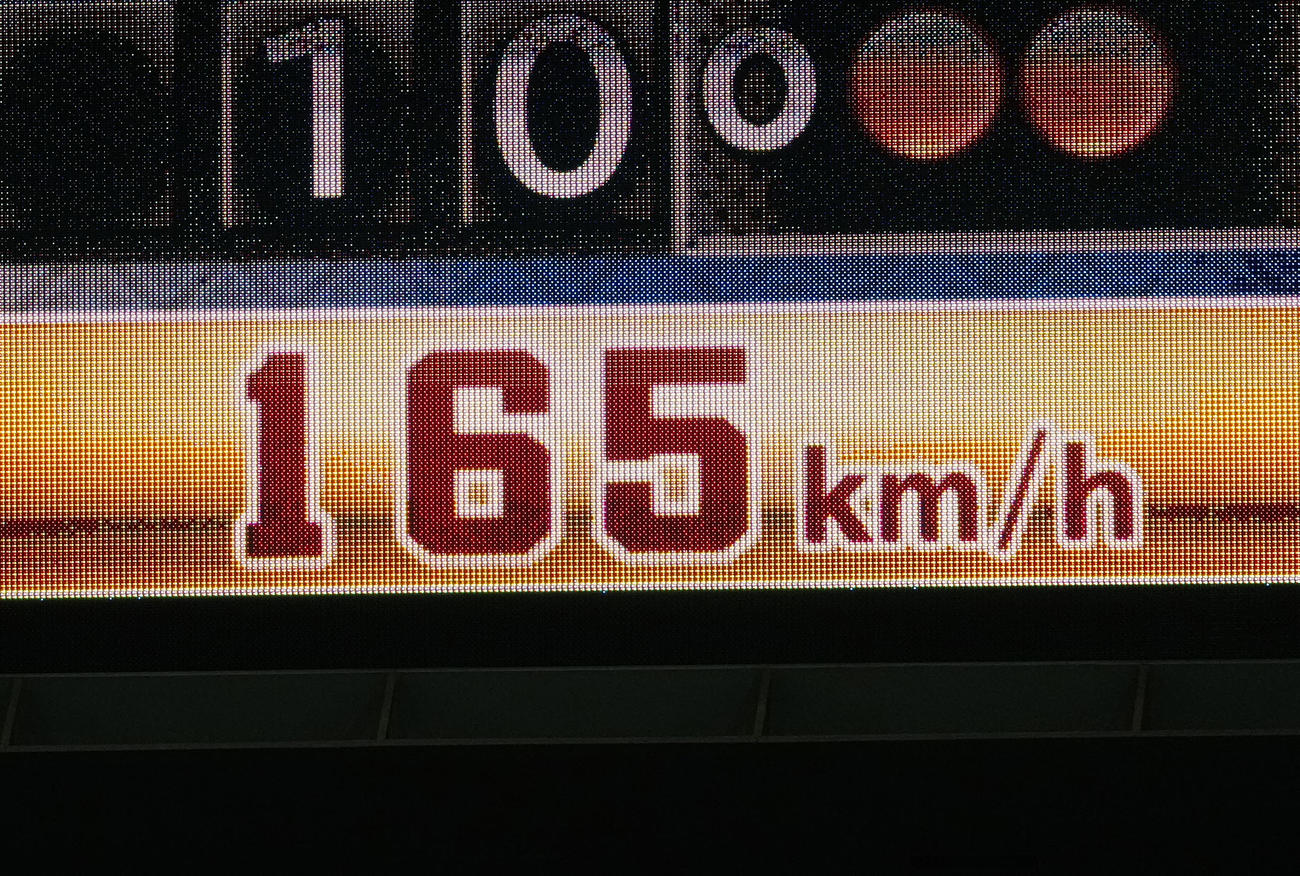 中日対侍ジャパン　1回裏中日2死一、三塁、佐々木がアキーノへ投じた球速165キロを表示するビジョン（撮影・江口和貴）
