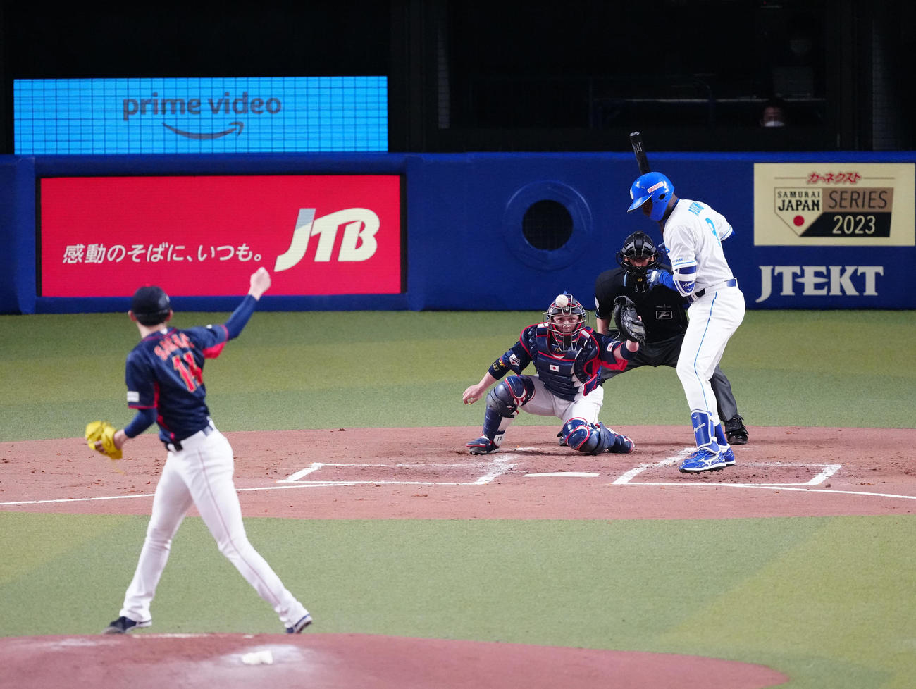 中日対侍ジャパン　1回裏中日2死一、三塁、アキーノへの4球目、佐々木の165キロの直球をミットで弾いた捕手甲斐（撮影・江口和貴）