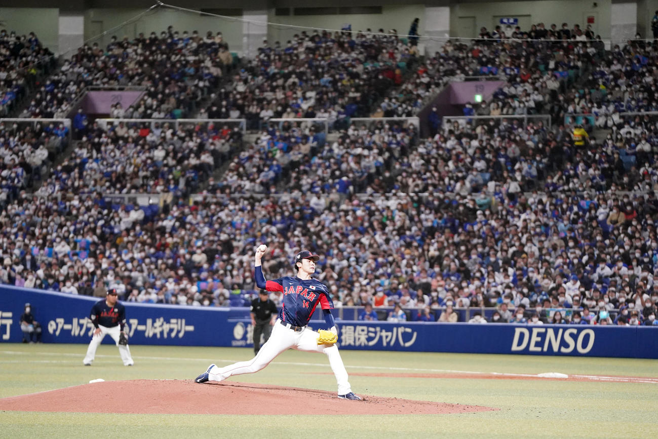 中日対侍ジャパン　侍ジャパン先発の佐々木（撮影・狩俣裕三）