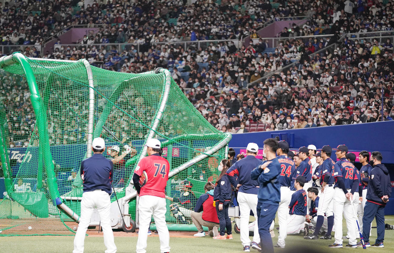 中日対侍ジャパン　試合前、多くの選手や栗山監督（手前左）らに囲まれながら、フリー打撃を行う大谷（撮影・狩俣裕三）