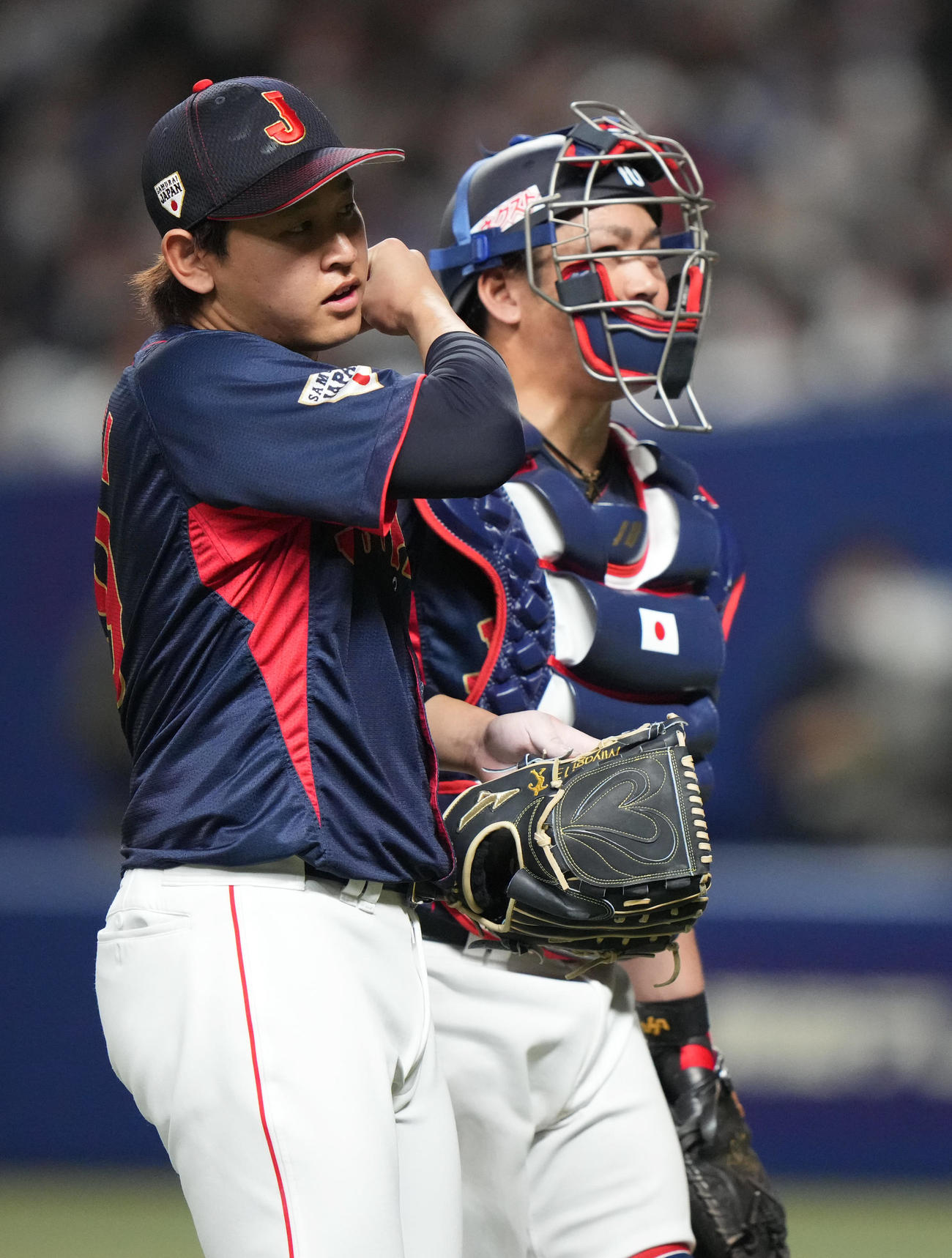 中日対侍ジャパン　4回裏を終え、ベンチに戻る宮城（左）と甲斐（撮影・狩俣裕三）