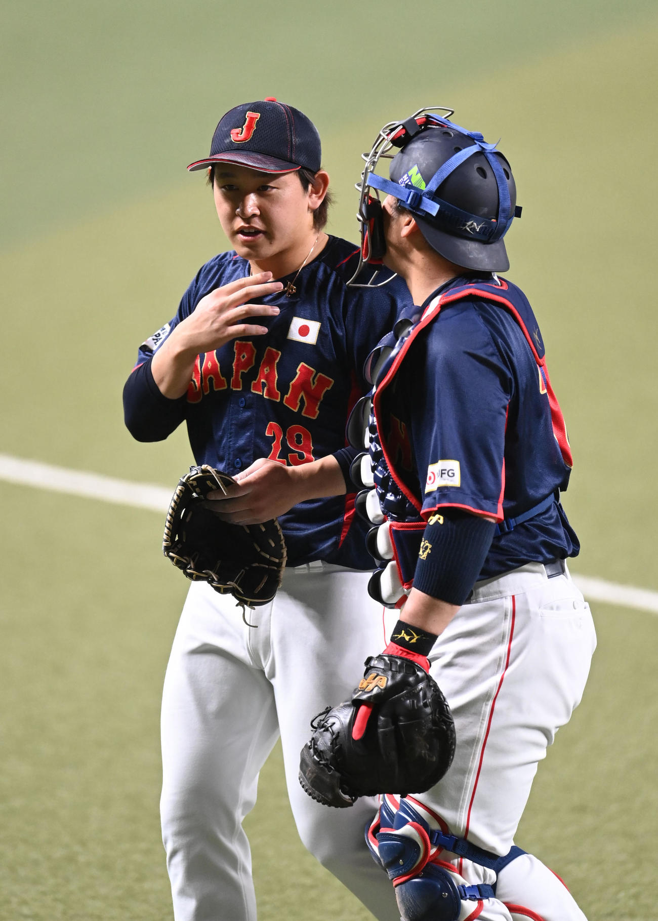 壮行試合中日対侍ジャパン　4回終了、甲斐と言葉を交わしベンチへ戻る宮城（左）（撮影・森本幸一）