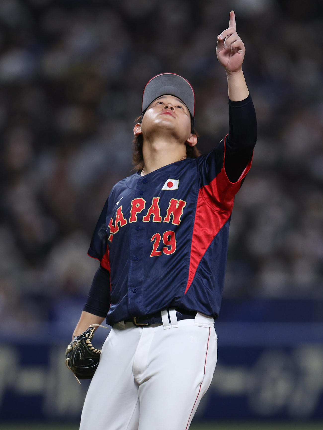 中日対侍ジャパン　5回裏中日無死、木下拓の右飛を指さす宮城（撮影・前田充）