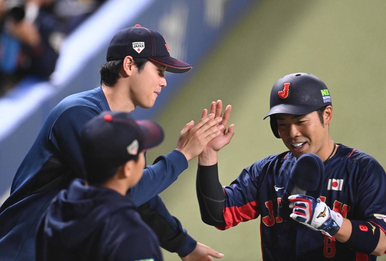 壮行試合中日対侍ジャパン　3回表侍ジャパン攻撃終了、適時打を放った近藤（右）を迎える大谷（撮影・森本幸一）