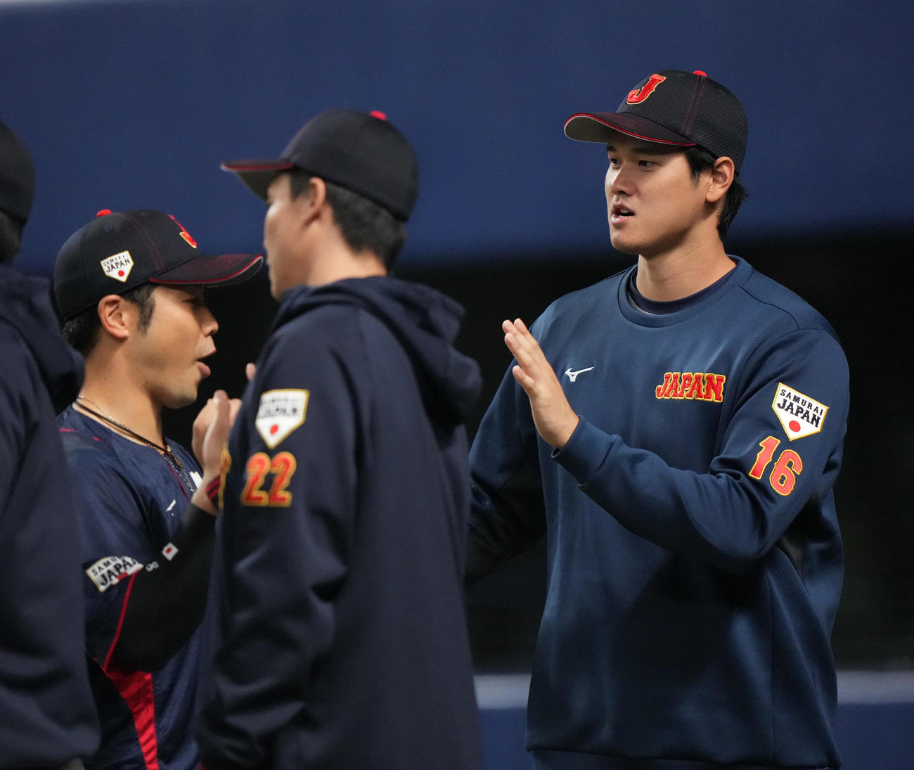 中日対侍ジャパン　4回裏を終え、近藤（左）を迎える大谷（撮影・狩俣裕三）