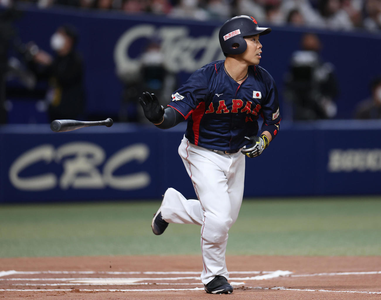 中日対侍ジャパン　6回表侍ジャパン無死、右越え二塁打を放つ近藤（撮影・前田充）
