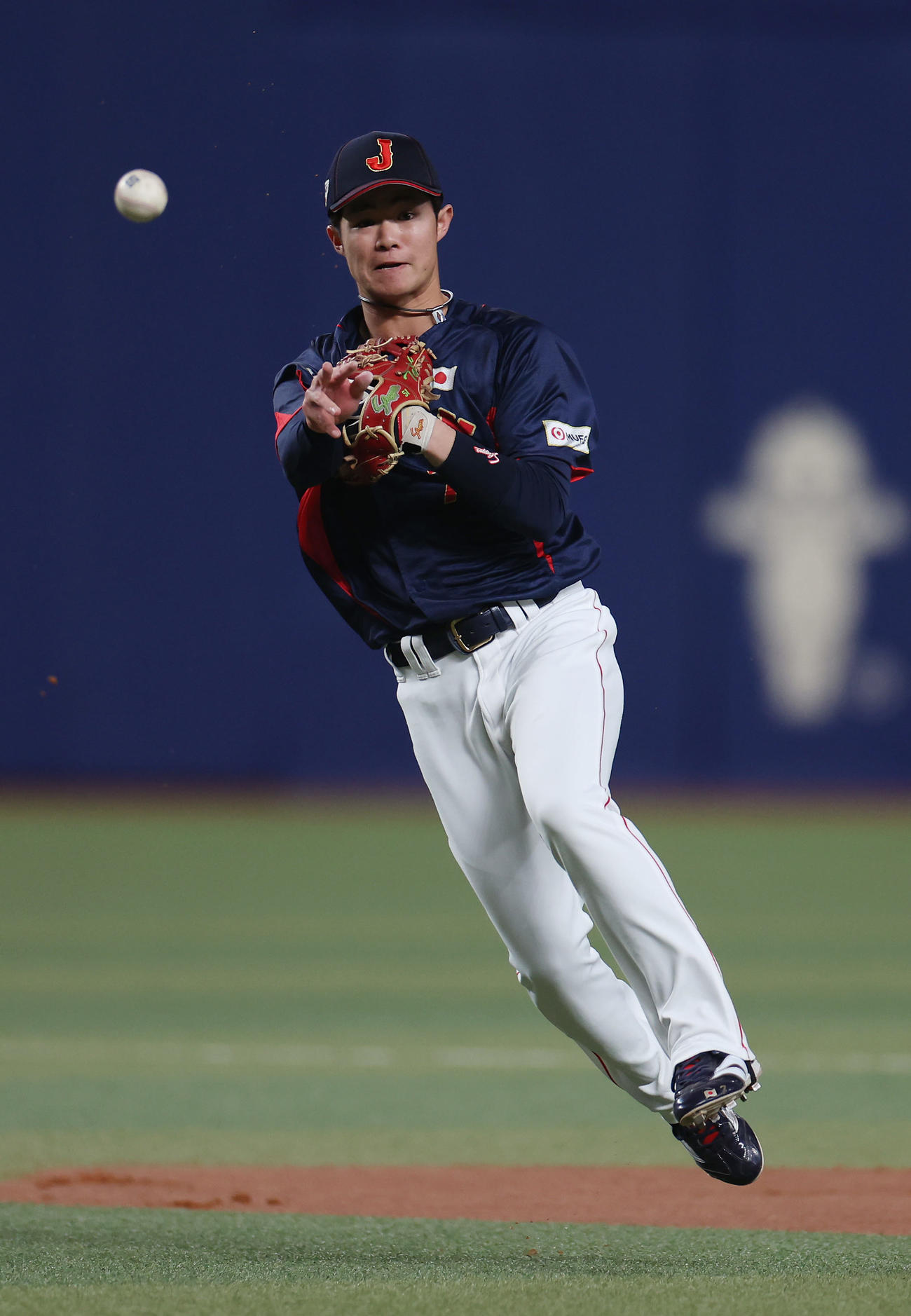 中日対侍ジャパン　1回裏中日無死、カリステの遊ゴロを軽快にさばく中野（撮影・前田充）