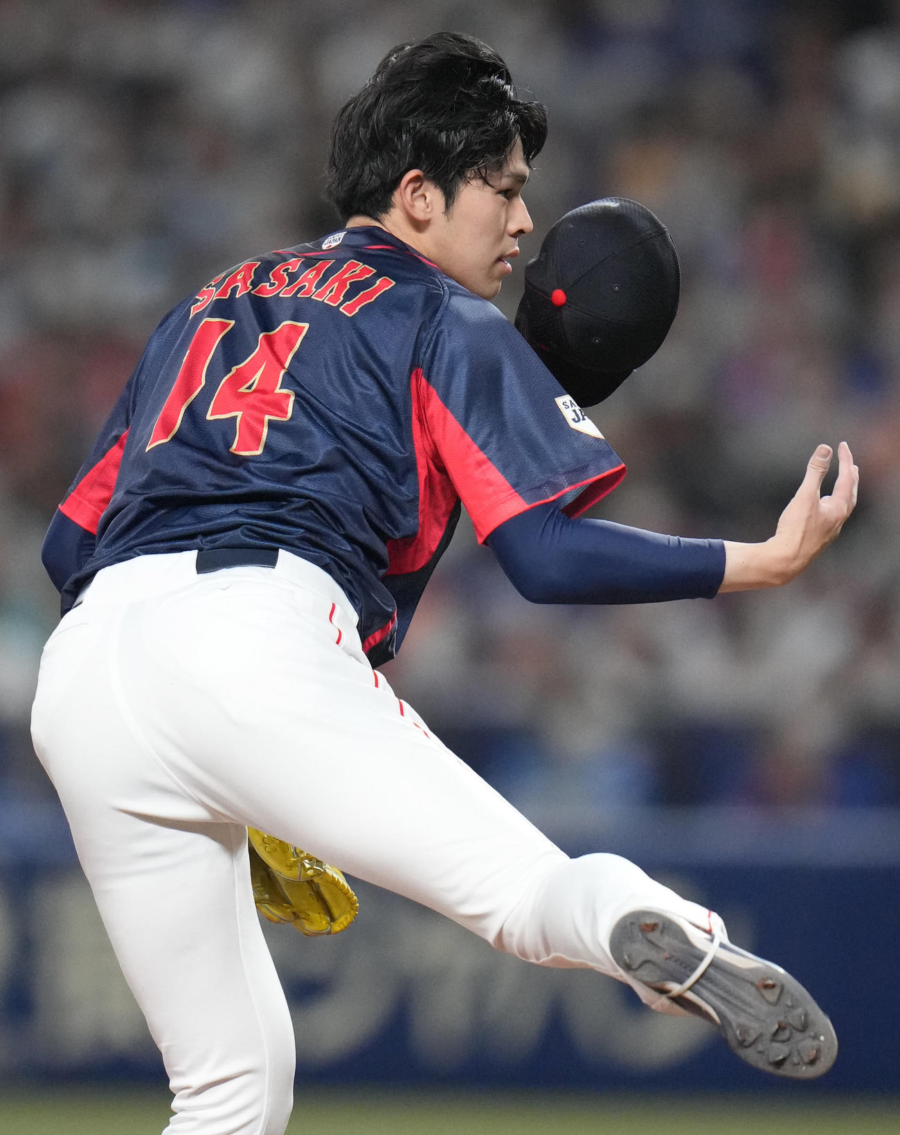 中日対侍ジャパン　1回裏、投球後、勢い余ってキャップが外れる侍ジャパン先発佐々木（撮影・狩俣裕三）