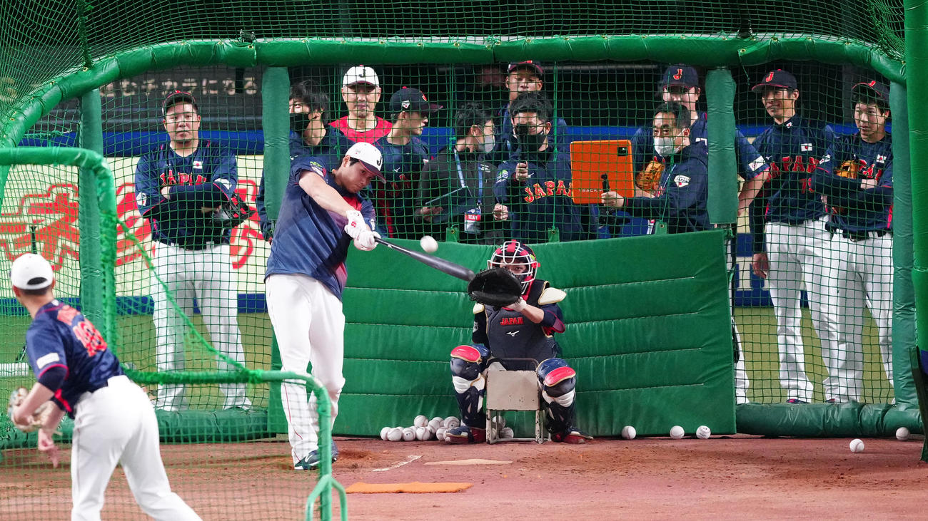 中日対侍ジャパン　試合前、山川（後方左端）らが見つめる中、打撃練習で柵越えする大谷（撮影・江口和貴）