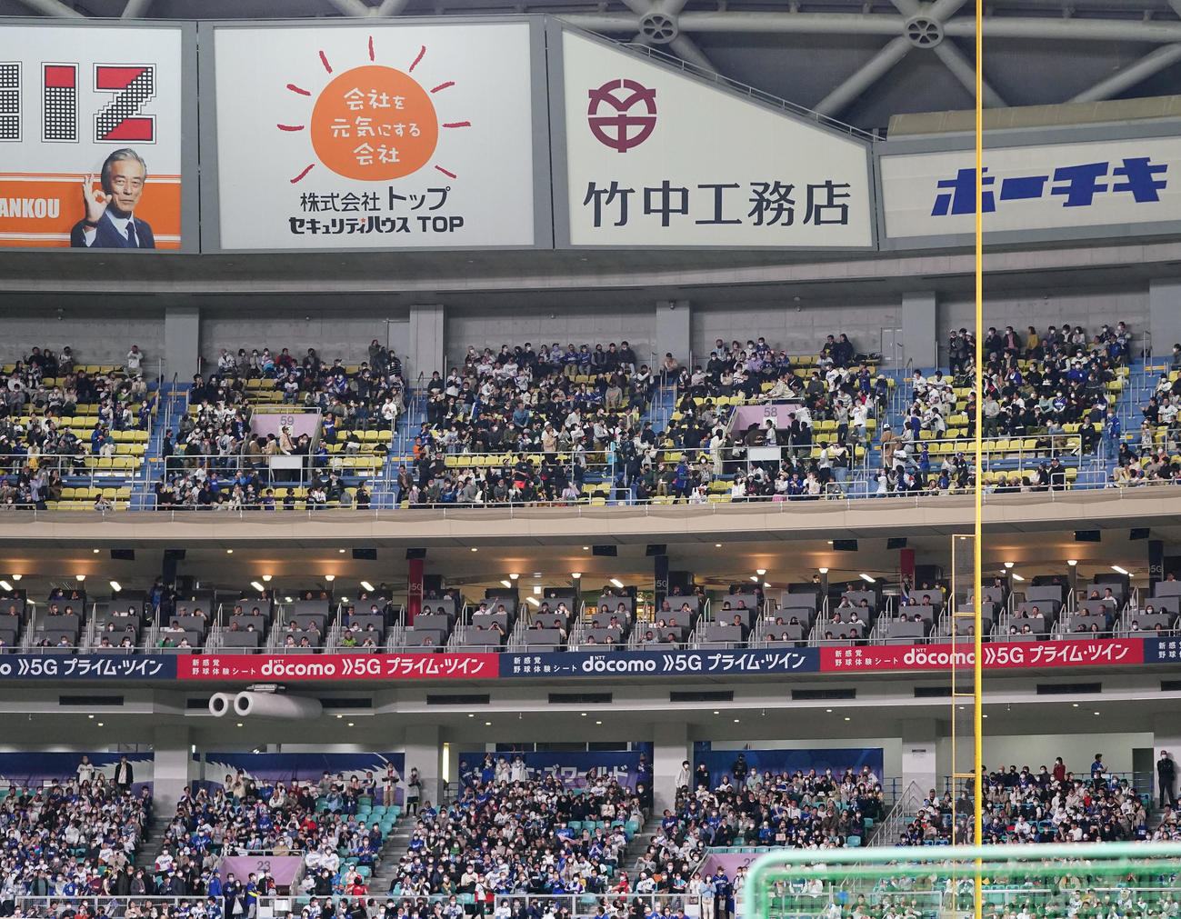 中日対侍ジャパン　試合前、フリー打撃で最上階に入る大谷翔平の打球（撮影・狩俣裕三）