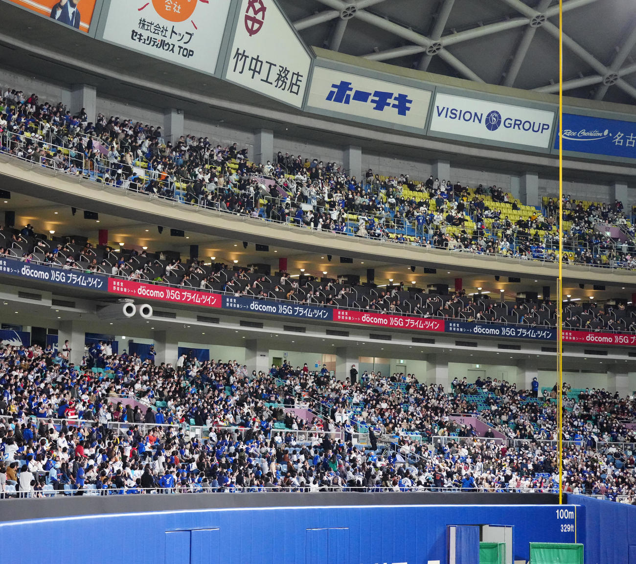 中日対侍ジャパン　試合前の打撃練習で客席最上段に着弾した大谷の打球（撮影・江口和貴）