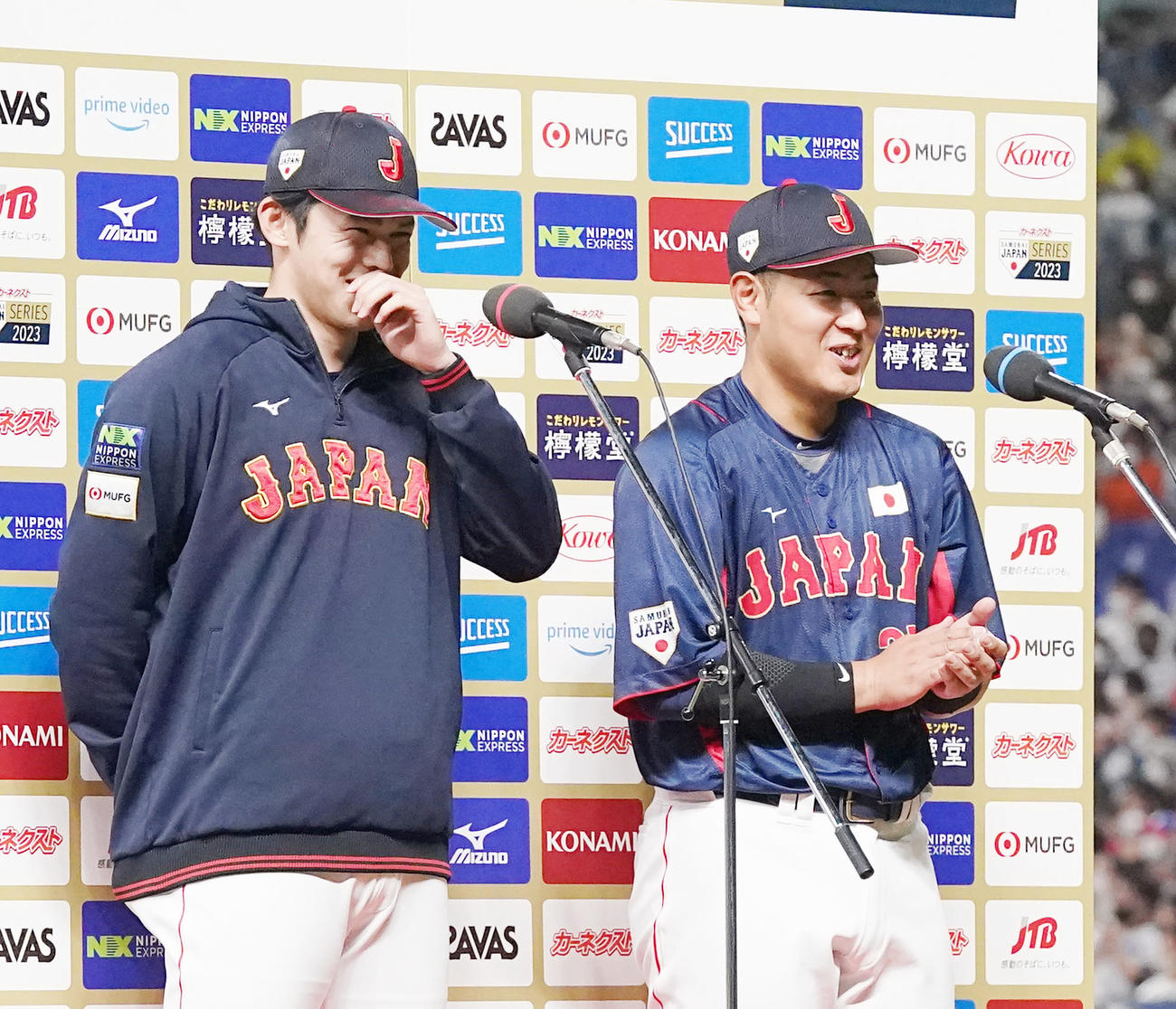 中日対侍ジャパン　試合後のヒーローインタビューで笑顔を見せる佐々木（左）と岡本（撮影・狩俣裕三）