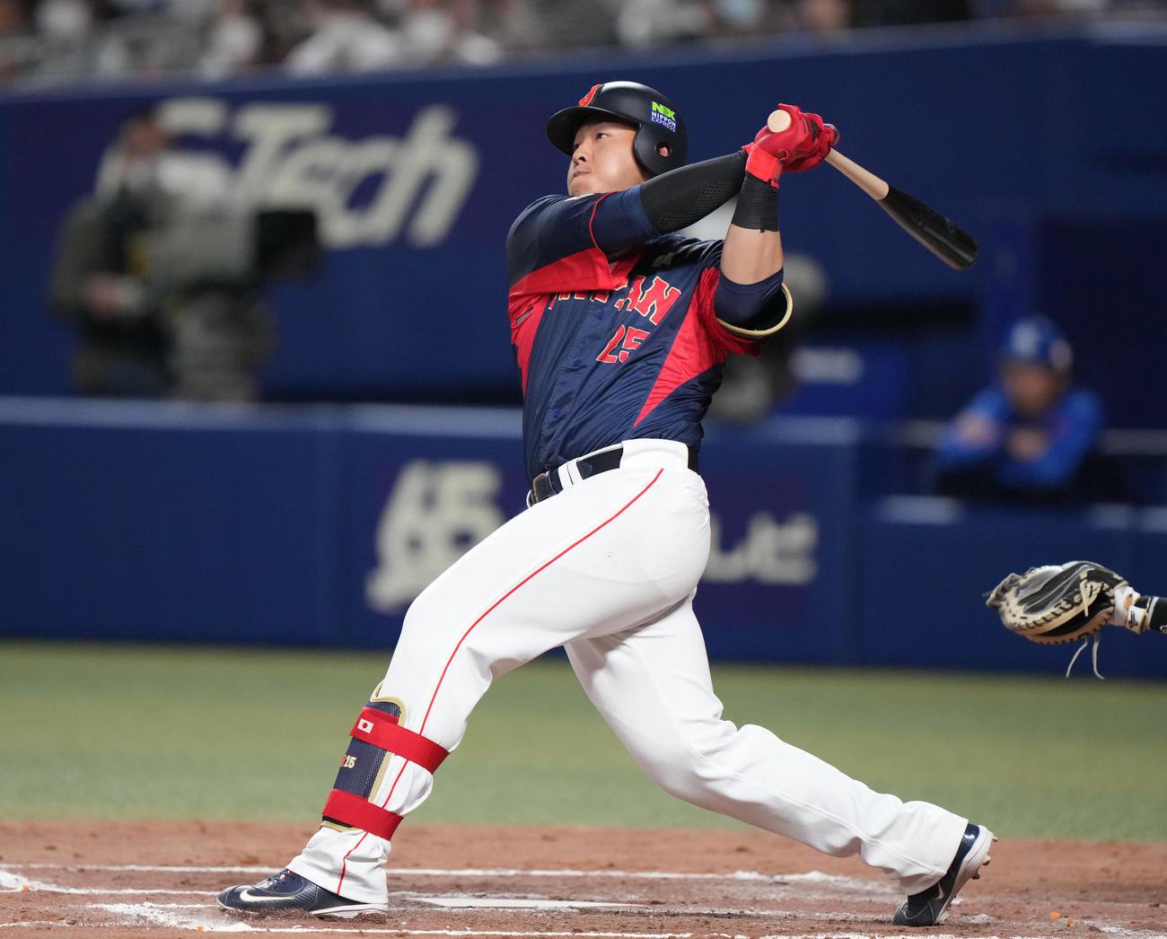 中日対侍ジャパン　7回表侍ジャパン無死、左越えにソロ本塁打を放つ岡本（撮影・狩俣裕三）