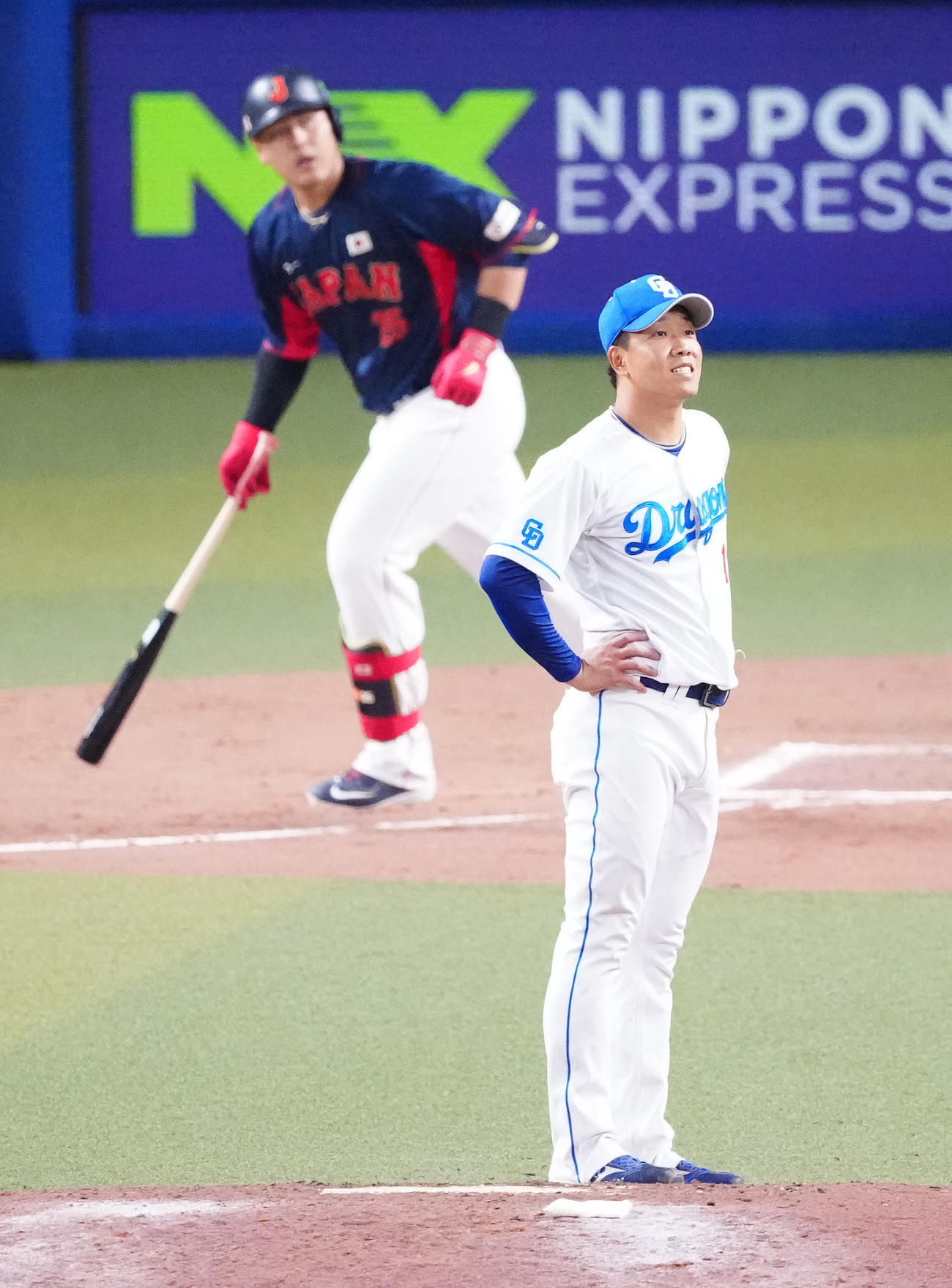 中日対侍ジャパン　7回表侍ジャパン無死、岡本（後方）にソロ本塁打を浴びる柳（撮影・江口和貴）