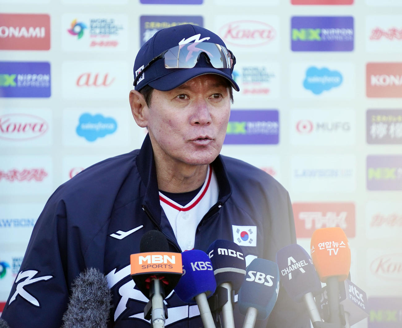練習後、報道陣に対応する韓国の李強■（■は吉を二つ横に並べる）監督（撮影・狩俣裕三）