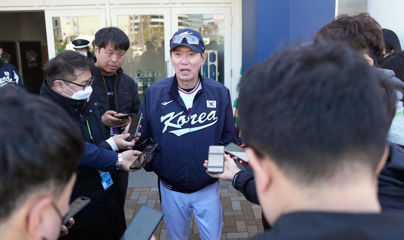練習後、報道陣に対応する韓国の李強■（■は吉を二つ横に並べる）監督（撮影・狩俣裕三）