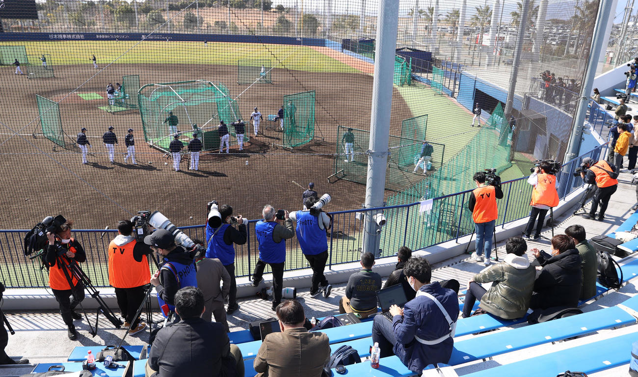 韓国の練習を取材する日韓メディア（撮影・狩俣裕三）