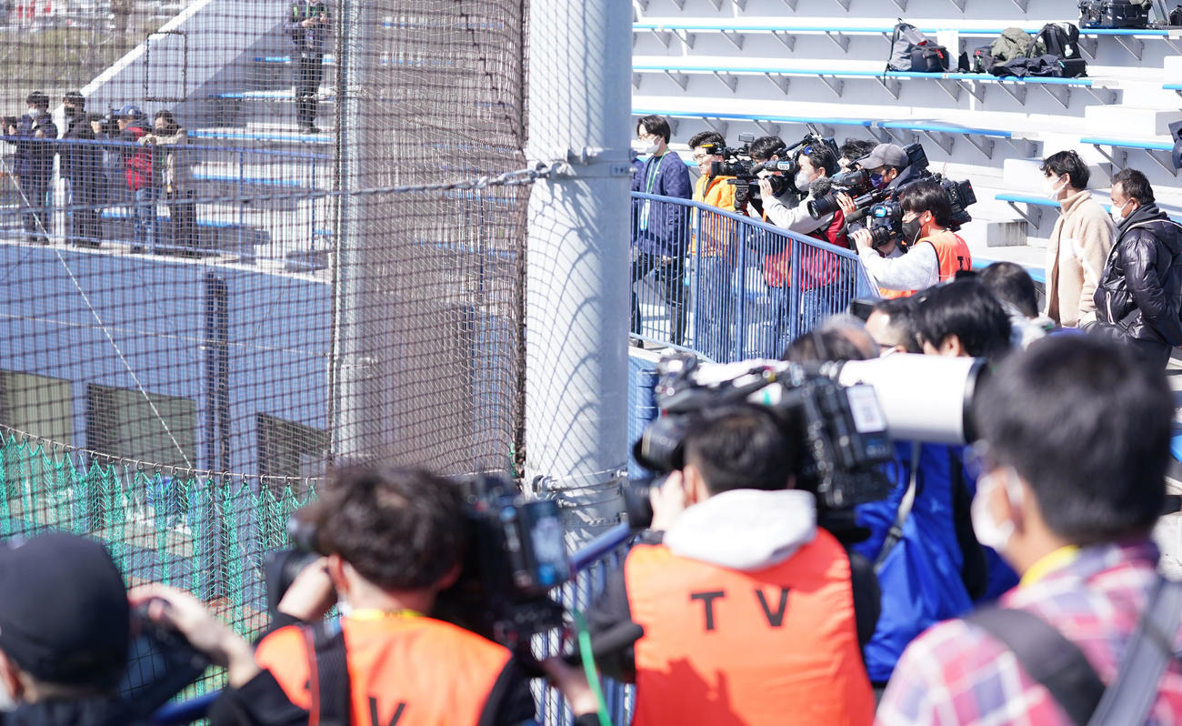 韓国の練習を取材する日韓メディア（撮影・狩俣裕三）