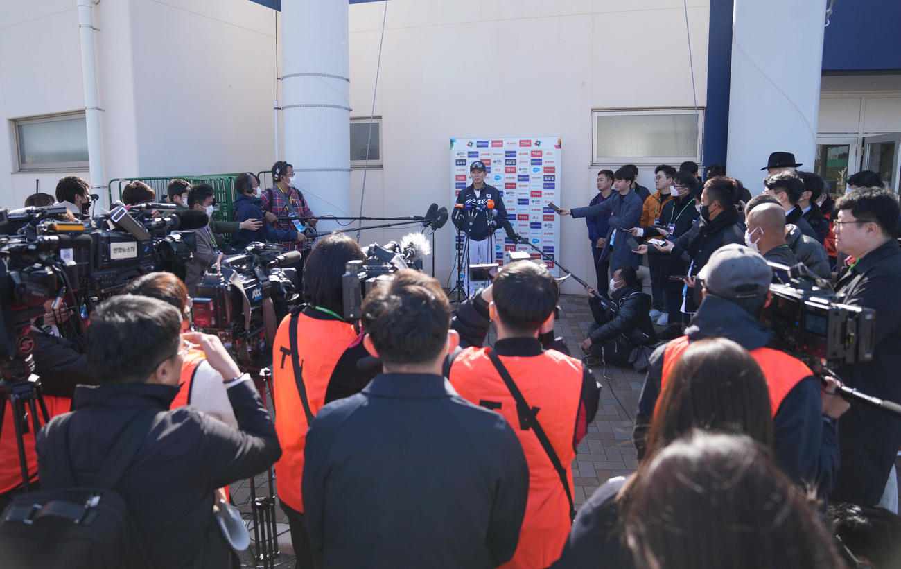 練習後、報道陣に対応する韓国の李強■（■は吉を二つ横に並べる）監督（撮影・狩俣裕三）
