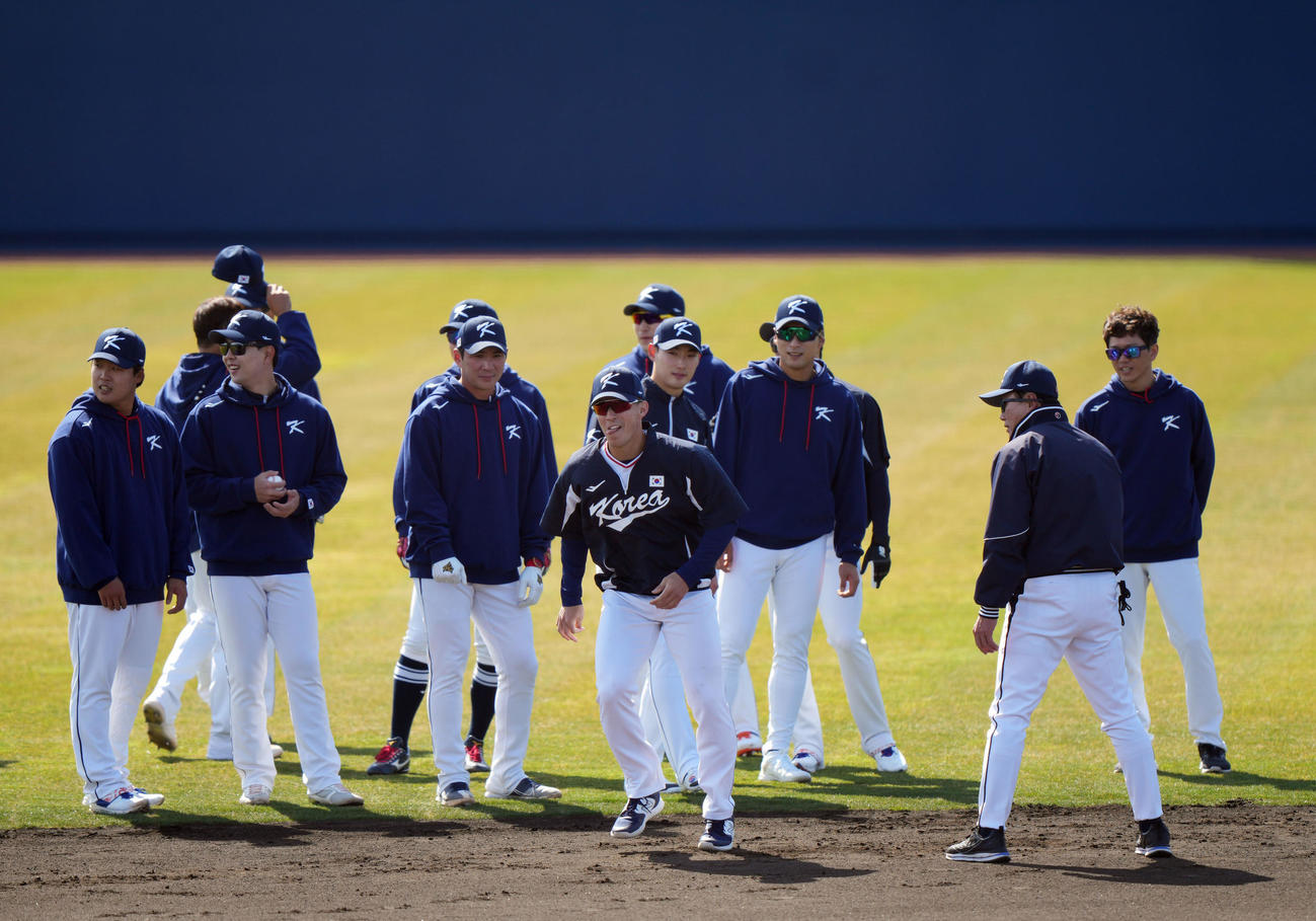 走塁練習をする韓国代表でカージナルスのエドマン（中央）（撮影・狩俣裕三）
