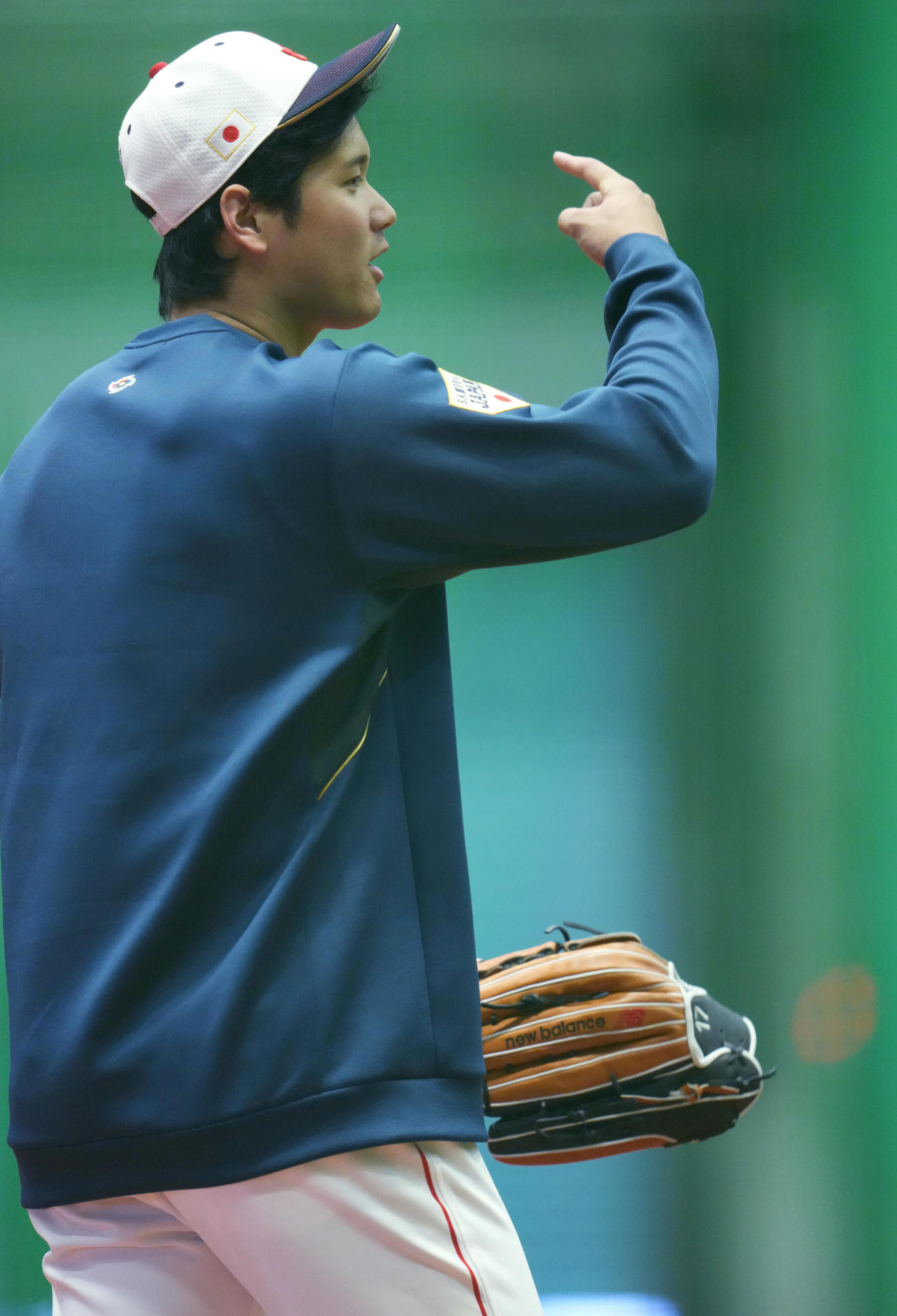 室内練習場でスタッフとメニューについて話をする大谷（撮影・狩俣裕三）