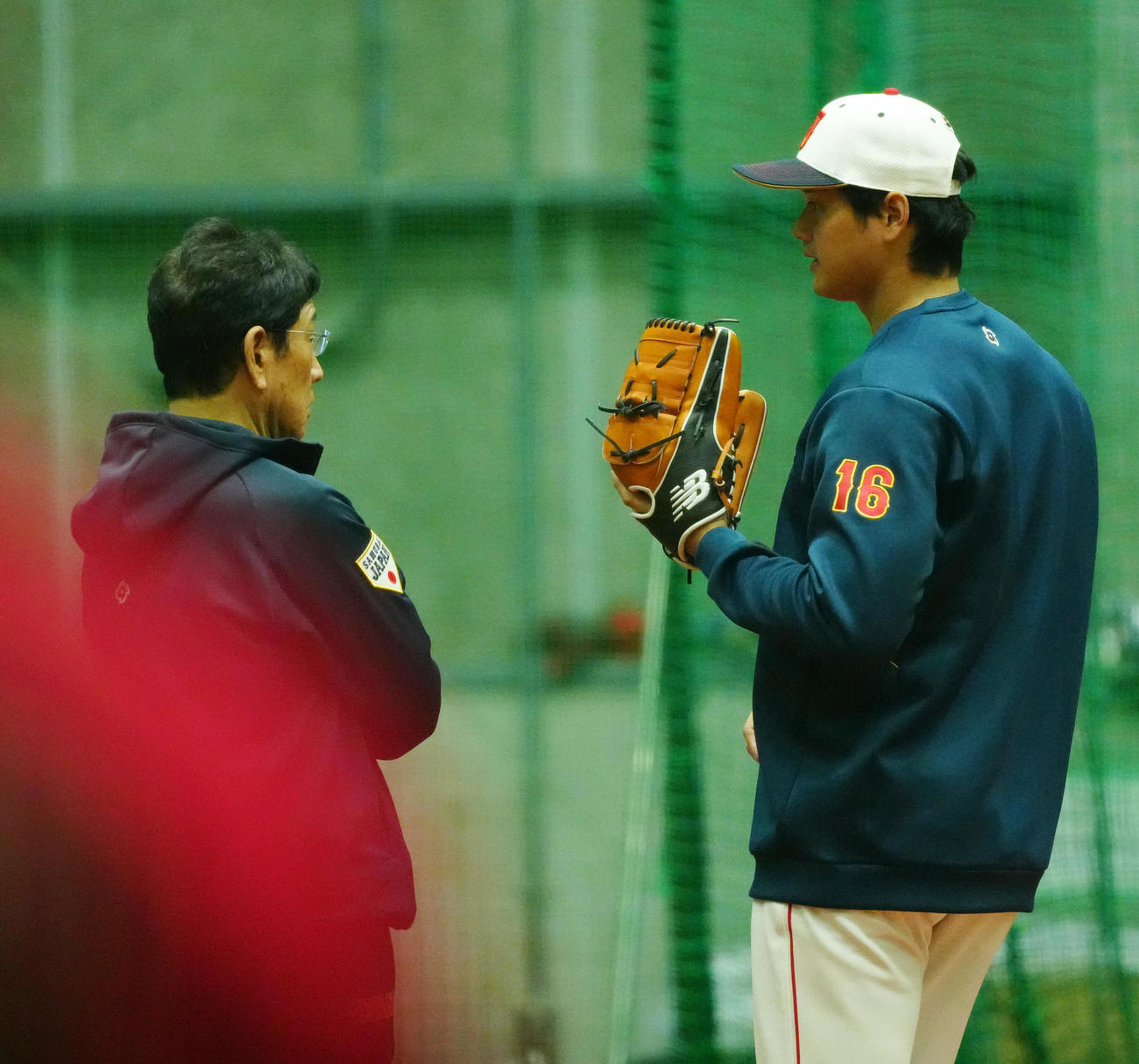 練習中、栗山監督（左）と言葉を交わす大谷（撮影・江口和貴）