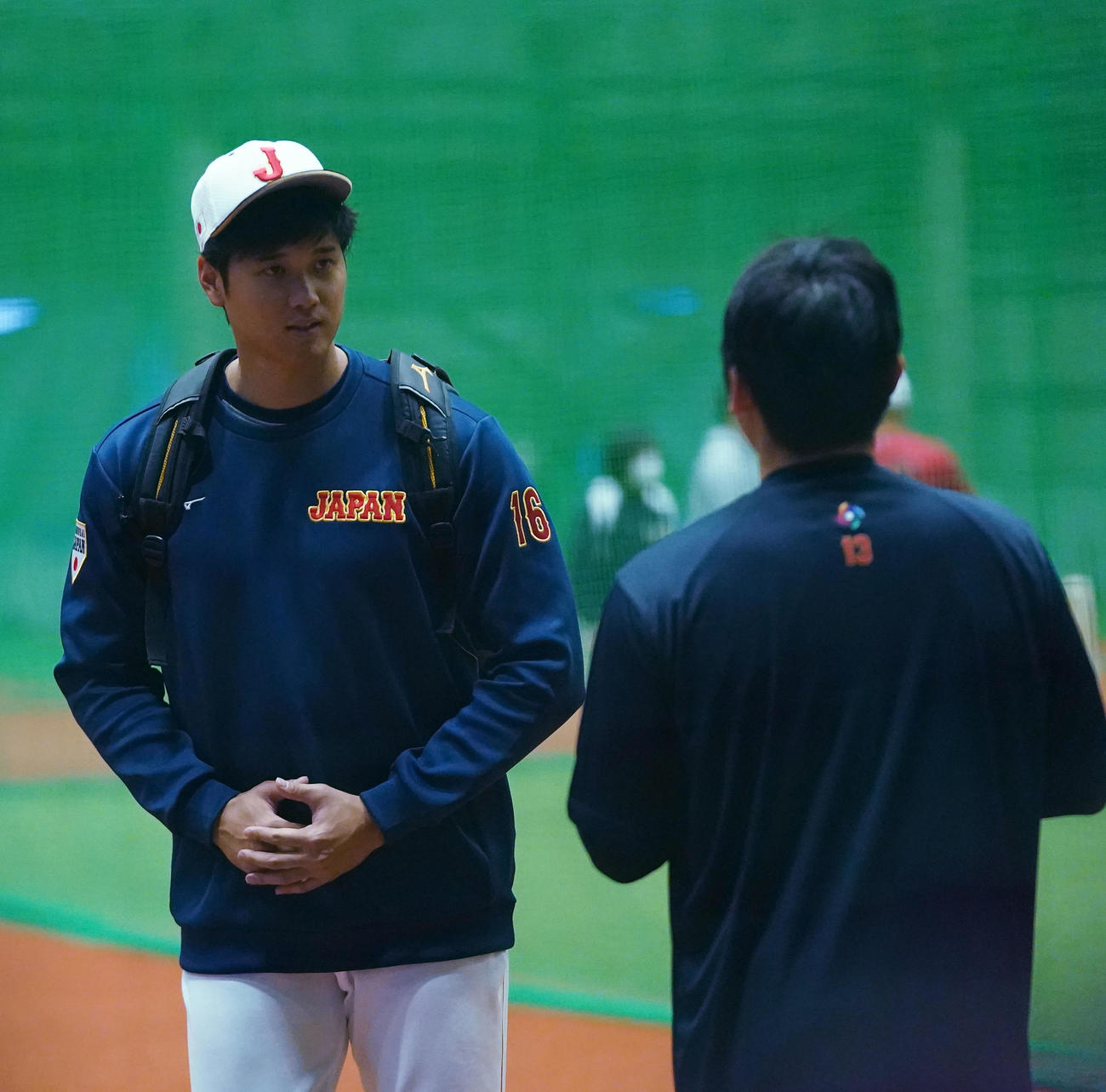 室内練習場で松井（右）にアドバイスする大谷（撮影・狩俣裕三）
