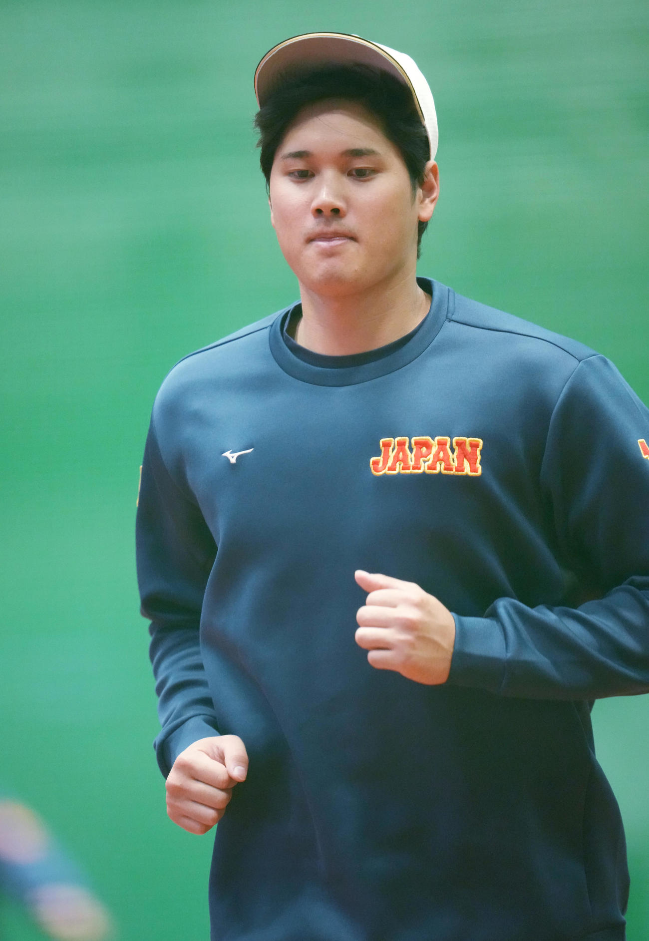 室内練習場で黙々とウオーミングアップをする大谷（撮影・狩俣裕三）